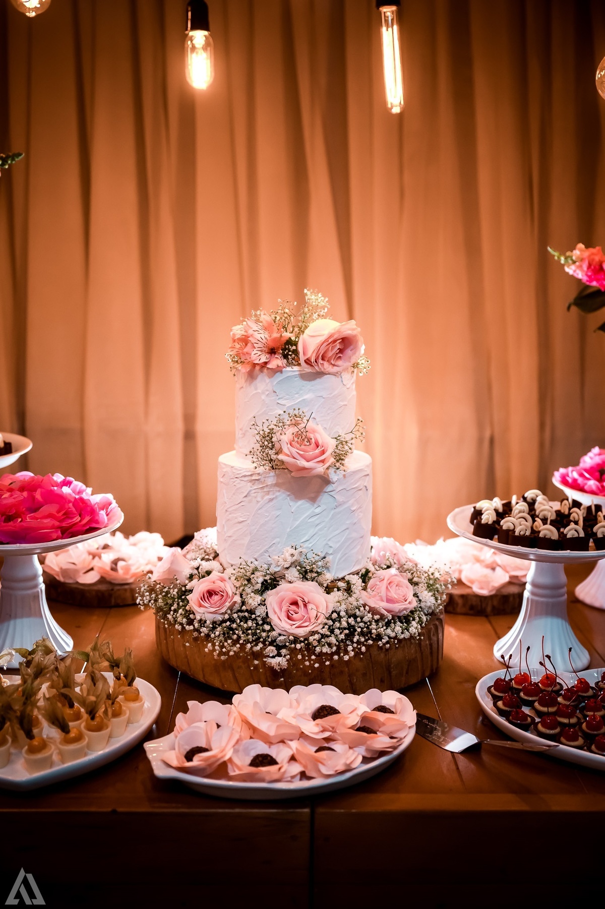 Wedding Casamento Buffet Making Off Decoração Cerimonialista Fotógrafo Vestido Noiva Noivo Camila Hoffmann Cerimonial Elimeire Assessoria de Evento Dani Vidal Vila Nova La Belle Maison Lena Buffet Casarão Penedo Diva Buffet Buquê Resende Penedo Itatiaia