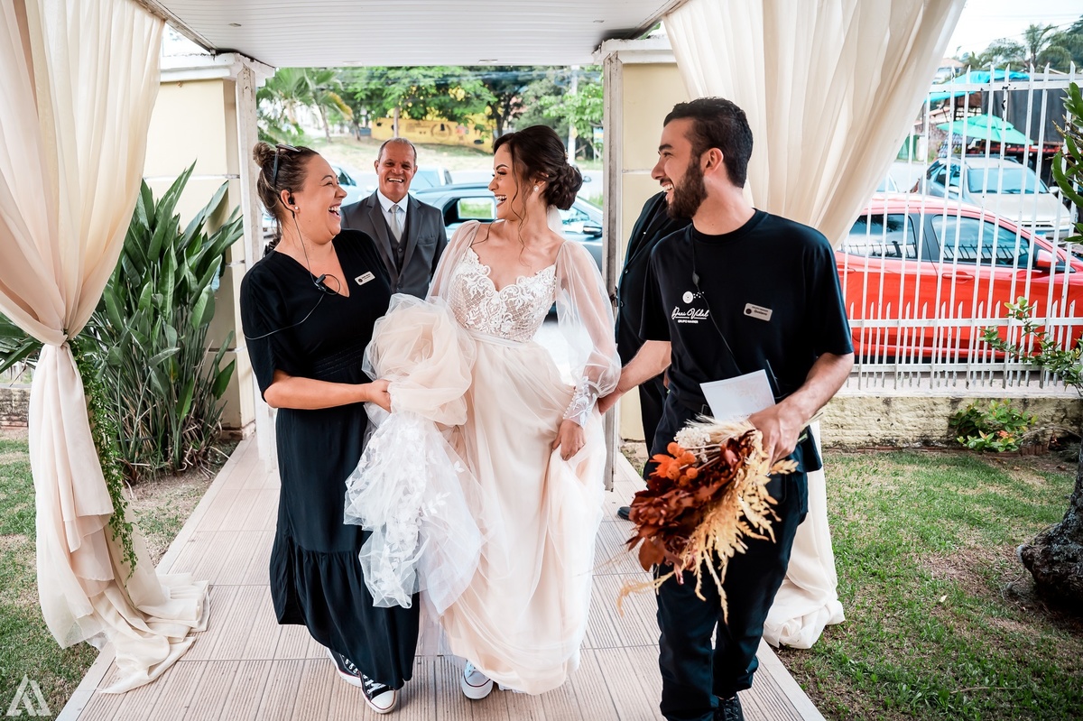Wedding Casamento Buffet Making Off Decoração Cerimonialista Fotógrafo Vestido Noiva Noivo Camila Hoffmann Cerimonial Elimeire Assessoria de Evento Dani Vidal Vila Nova La Belle Maison Lena Buffet Casarão Penedo Diva Buffet Buquê Resende Penedo Itatiaia