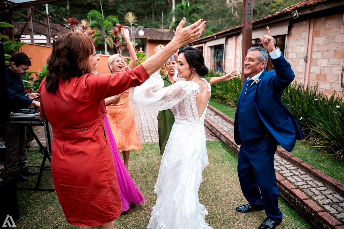 Wedding Casamento Buffet Making Off Decoração Cerimonialista Fotógrafo Vestido Noiva Noivo Camila Hoffmann Cerimonial Elimeire Assessoria de Evento Dani Vidal Vila Nova La Belle Maison Lena Buffet Casarão Penedo Diva Buffet Buquê Resende Penedo Itatiaia