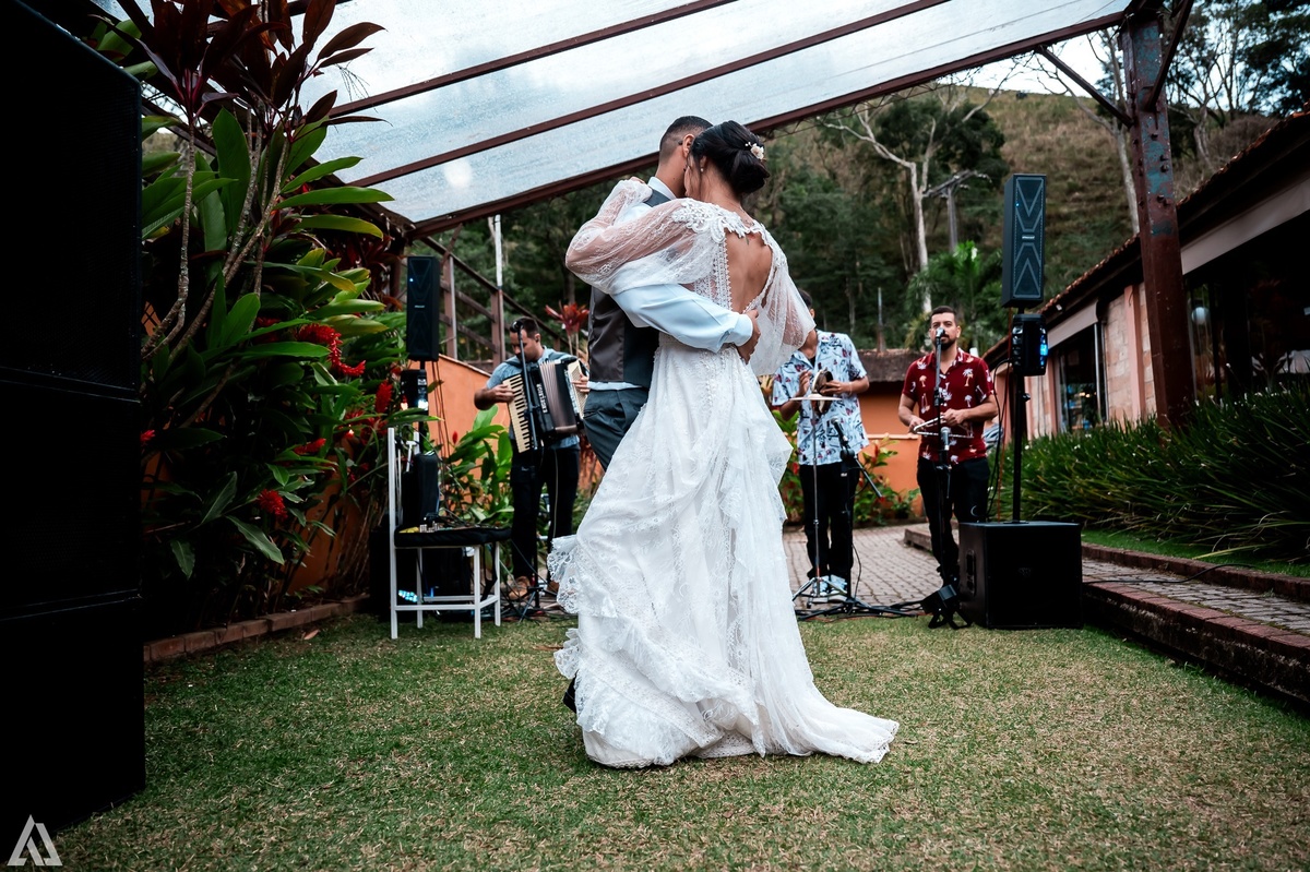 Wedding Casamento Buffet Making Off Decoração Cerimonialista Fotógrafo Vestido Noiva Noivo Camila Hoffmann Cerimonial Elimeire Assessoria de Evento Dani Vidal Vila Nova La Belle Maison Lena Buffet Casarão Penedo Diva Buffet Buquê Resende Penedo Itatiaia
