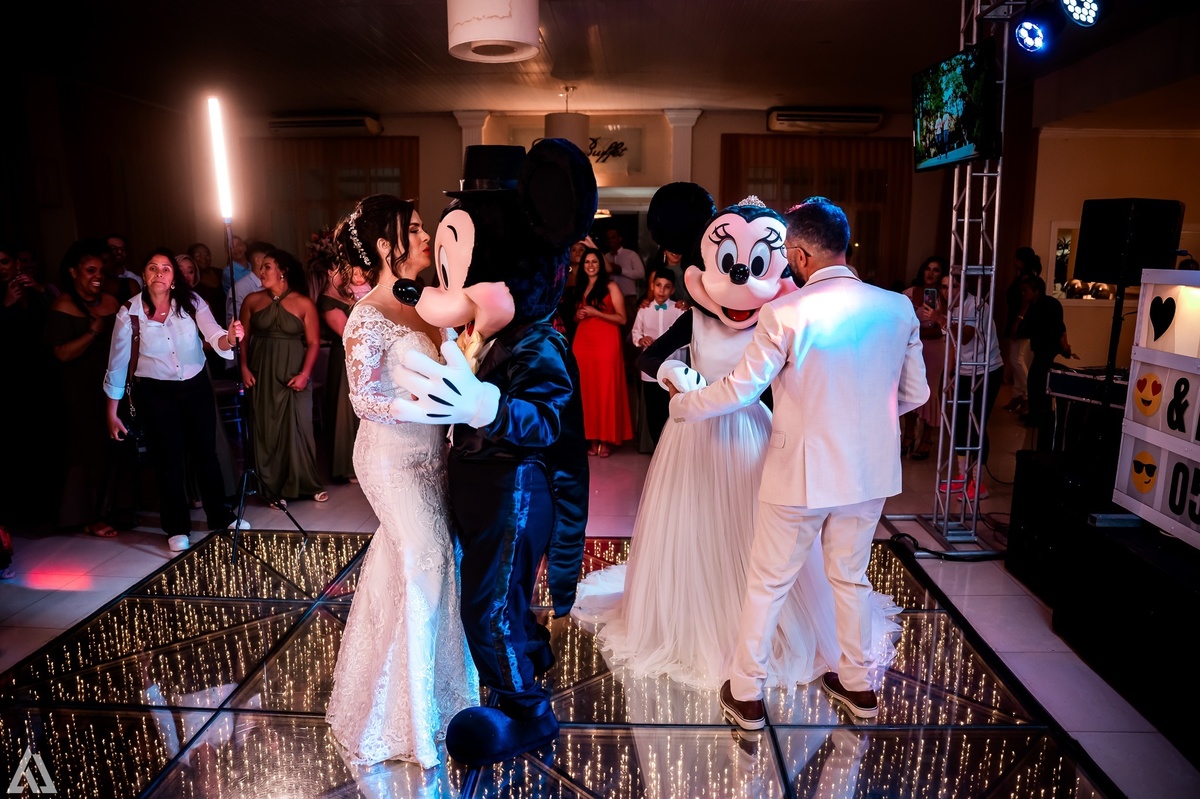 Wedding Casamento Buffet Making Off Decoração Cerimonialista Fotógrafo Vestido Noiva Noivo Camila Hoffmann Cerimonial Elimeire Assessoria de Evento Dani Vidal Vila Nova La Belle Maison Lena Buffet Casarão Penedo Diva Buffet Buquê Resende Penedo Itatiaia