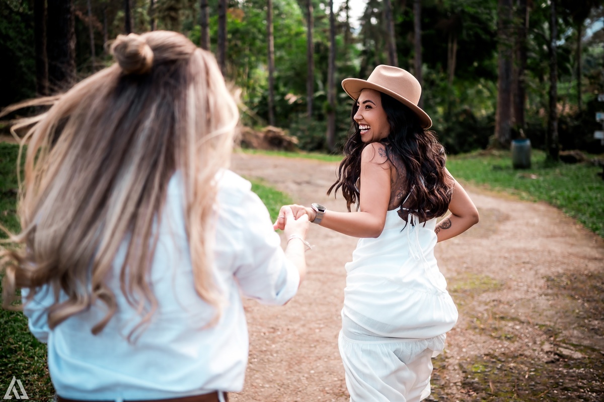 Wedding Casamento homoafetivo lésbica homossexual Buffet Making Off  Cerimonialista Fotógrafo Vestido Foto Noiva Camila Hoffmann Cerimonial Elimeire Dani Vidal La Belle Maison Lena Buffet Casarão Penedo Diva Buffet Buquê Resende Penedo Itatiaia 