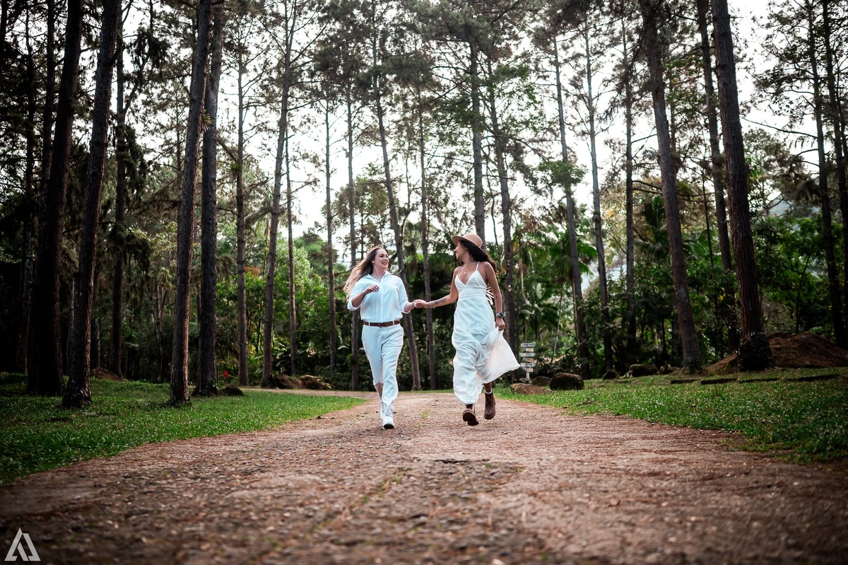 Wedding Casamento homoafetivo lésbica homossexual Buffet Making Off  Cerimonialista Fotógrafo Vestido Foto Noiva Camila Hoffmann Cerimonial Elimeire Dani Vidal La Belle Maison Lena Buffet Casarão Penedo Diva Buffet Buquê Resende Penedo Itatiaia 