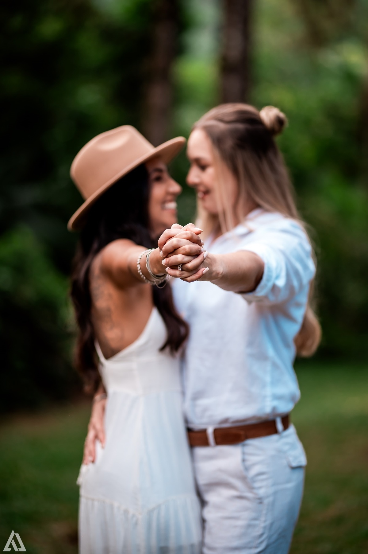 Wedding Casamento homoafetivo lésbica homossexual Buffet Making Off  Cerimonialista Fotógrafo Vestido Foto Noiva Camila Hoffmann Cerimonial Elimeire Dani Vidal La Belle Maison Lena Buffet Casarão Penedo Diva Buffet Buquê Resende Penedo Itatiaia 