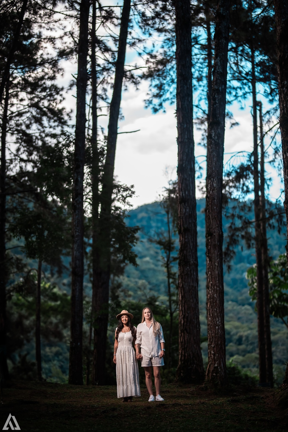 Wedding Casamento homoafetivo lésbica homossexual Buffet Making Off  Cerimonialista Fotógrafo Vestido Foto Noiva Camila Hoffmann Cerimonial Elimeire Dani Vidal La Belle Maison Lena Buffet Casarão Penedo Diva Buffet Buquê Resende Penedo Itatiaia 