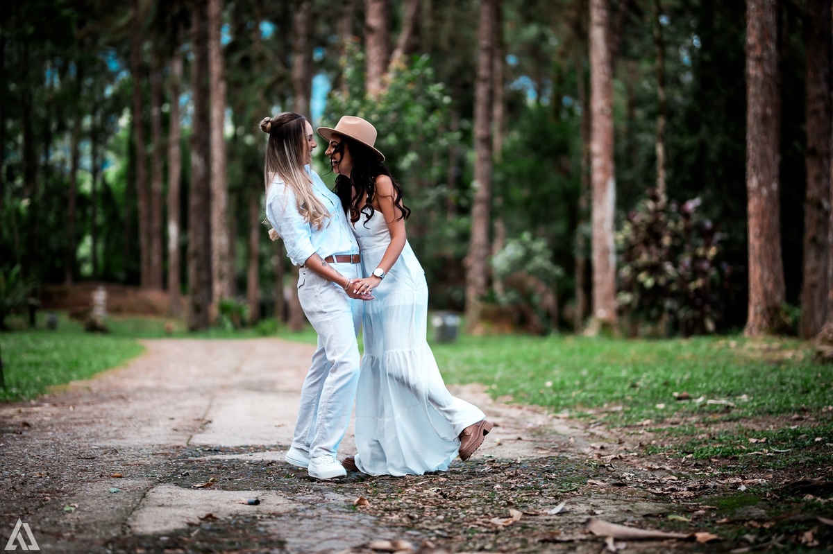 Wedding Casamento homoafetivo lésbica homossexual Buffet Making Off  Cerimonialista Fotógrafo Vestido Foto Noiva Camila Hoffmann Cerimonial Elimeire Dani Vidal La Belle Maison Lena Buffet Casarão Penedo Diva Buffet Buquê Resende Penedo Itatiaia 