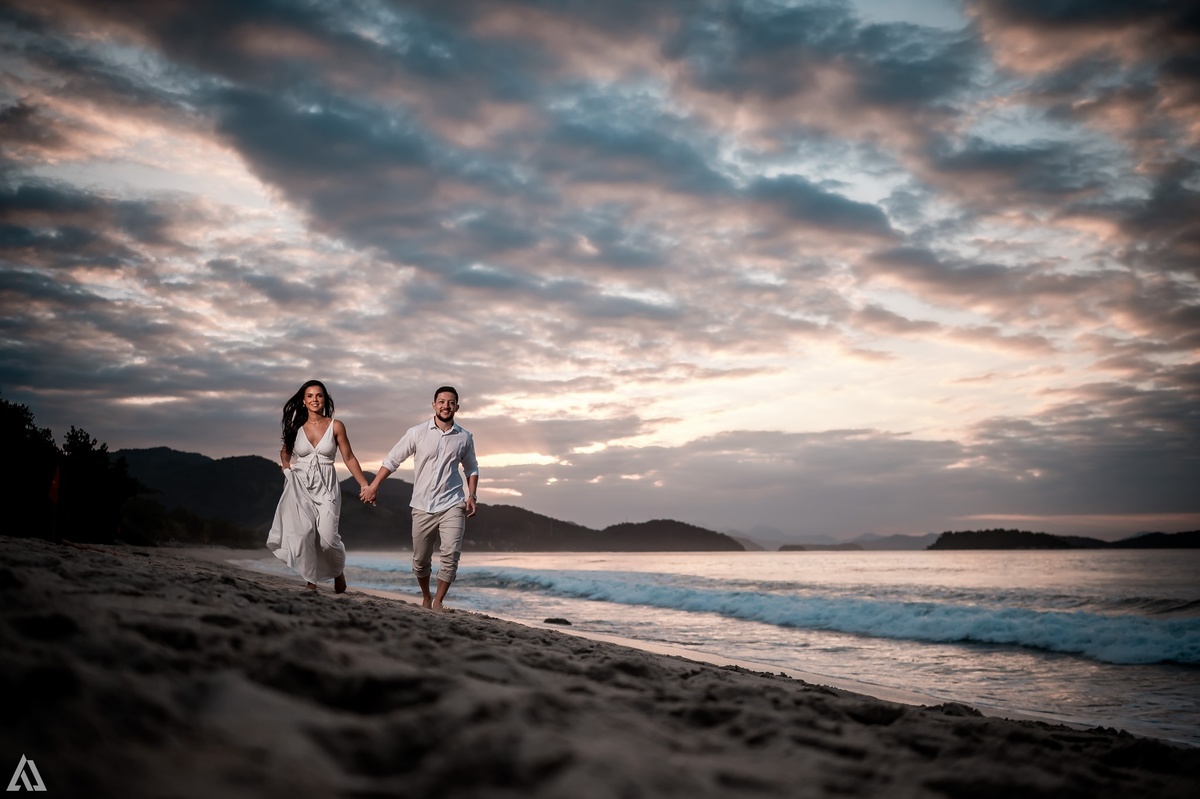 Wedding Casamento Buffet Making Off  Cerimonialista Fotógrafo Vestido Foto Noiva Camila Hoffmann Cerimonial Elimeire Dani Vidal La Belle Maison Lena Buffet Casarão Penedo Diva Buffet Buquê Resende Penedo Itatiaia 