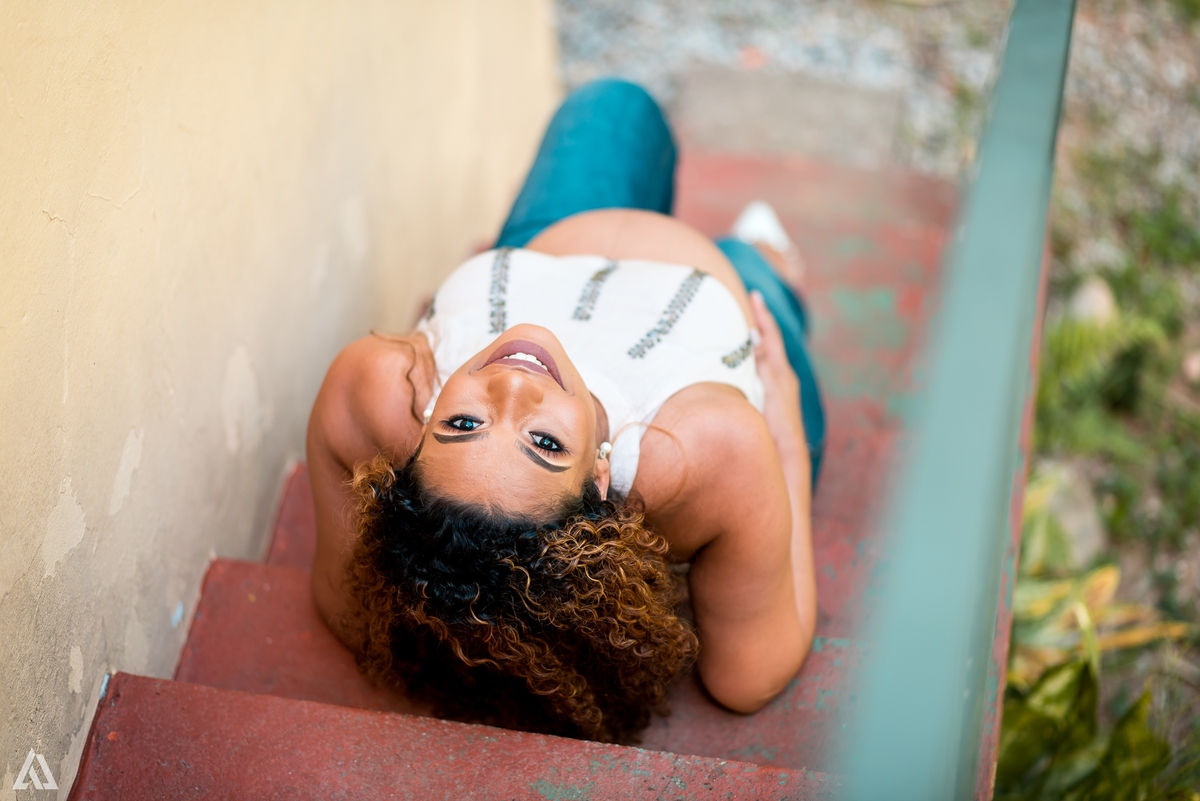 Ensaio Book Gestante Alex Jardim Fotografia Fotógrafo Resende Itatiaia Porto Real Quatis Barra Mansa Volta Redonda Gestante mão na barriga olhando pra cima