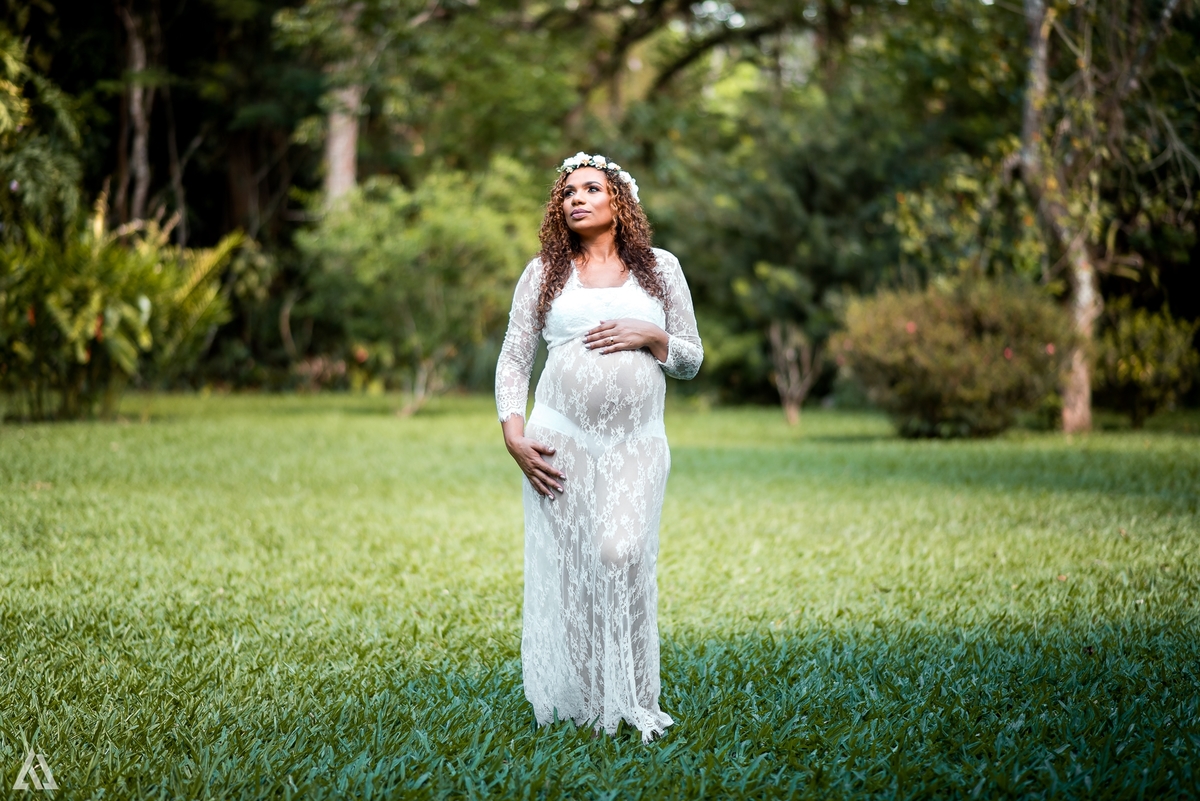 Ensaio Book Gestante Alex Jardim Fotografia Fotógrafo Resende Itatiaia Porto Real Quatis Barra Mansa Volta Redonda Gestante mão na perna e cintura