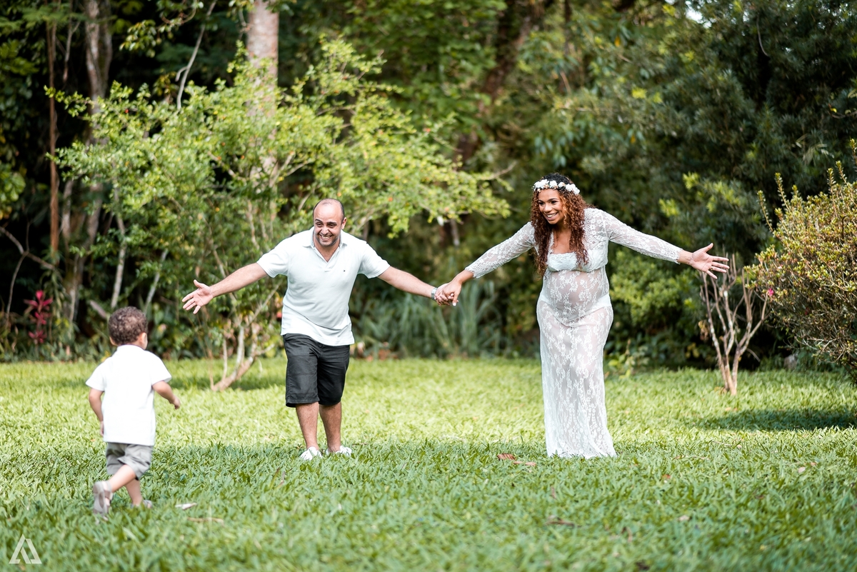 Ensaio Book Gestante Alex Jardim Fotografia Fotógrafo Resende Itatiaia Porto Real Quatis Barra Mansa Volta Redonda Filho abraçando a mãe e o pai