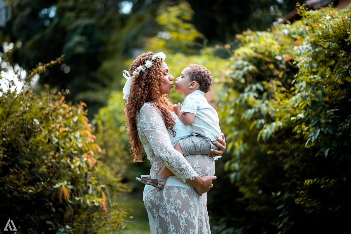 Ensaio Book Gestante Alex Jardim Fotografia Fotógrafo Resende Itatiaia Porto Real Quatis Barra Mansa Volta Redonda Gestante segurando filho no colo