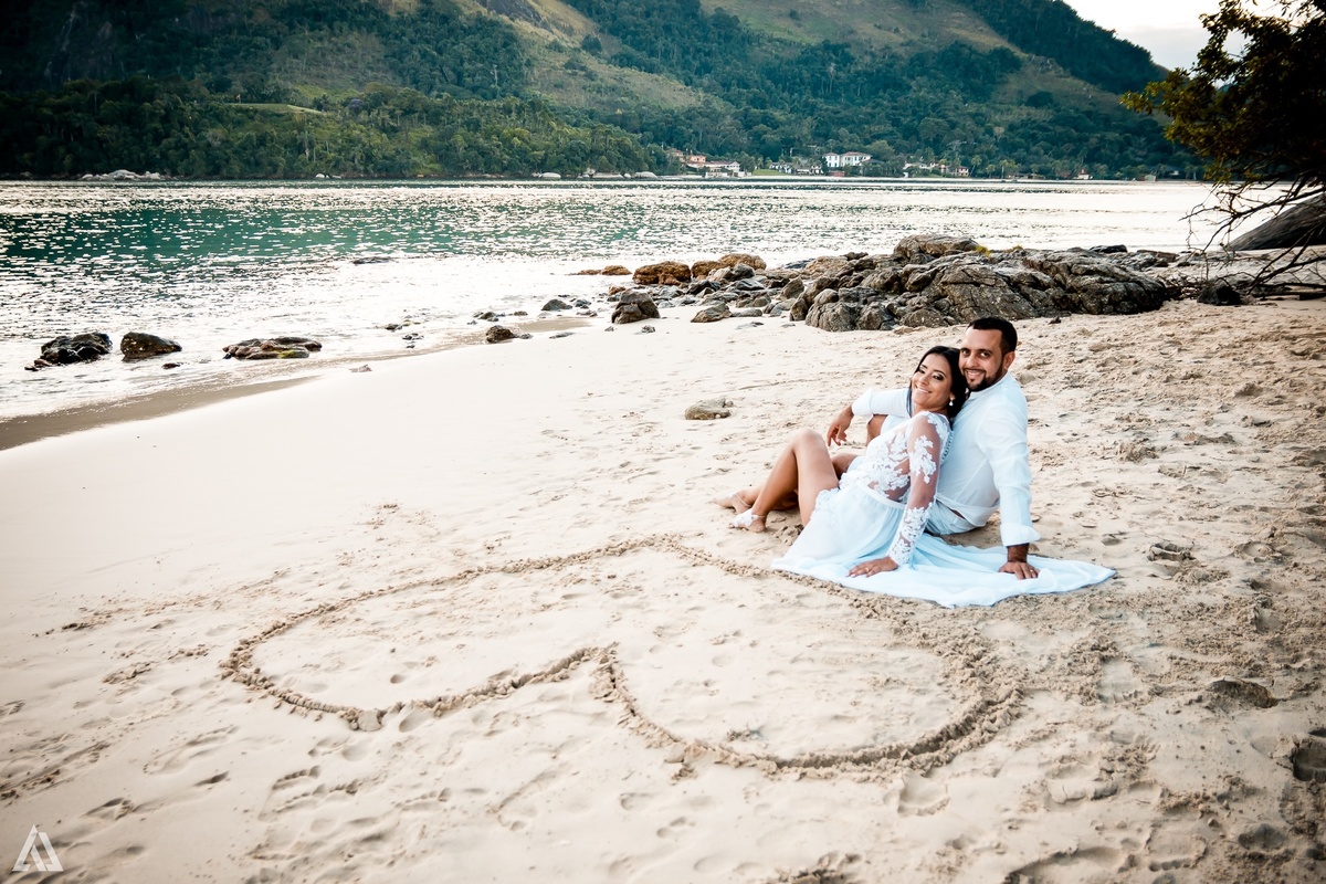Ensaio Casal Pré - Wedding Alex Jardim Fotografia Fotógrafo Resende Itatiaia Penedo Porto Real Quatis Barra Mansa Volta Redonda Angra dos Reis Ilha de Cataguases Pôr do Sol coração na areia