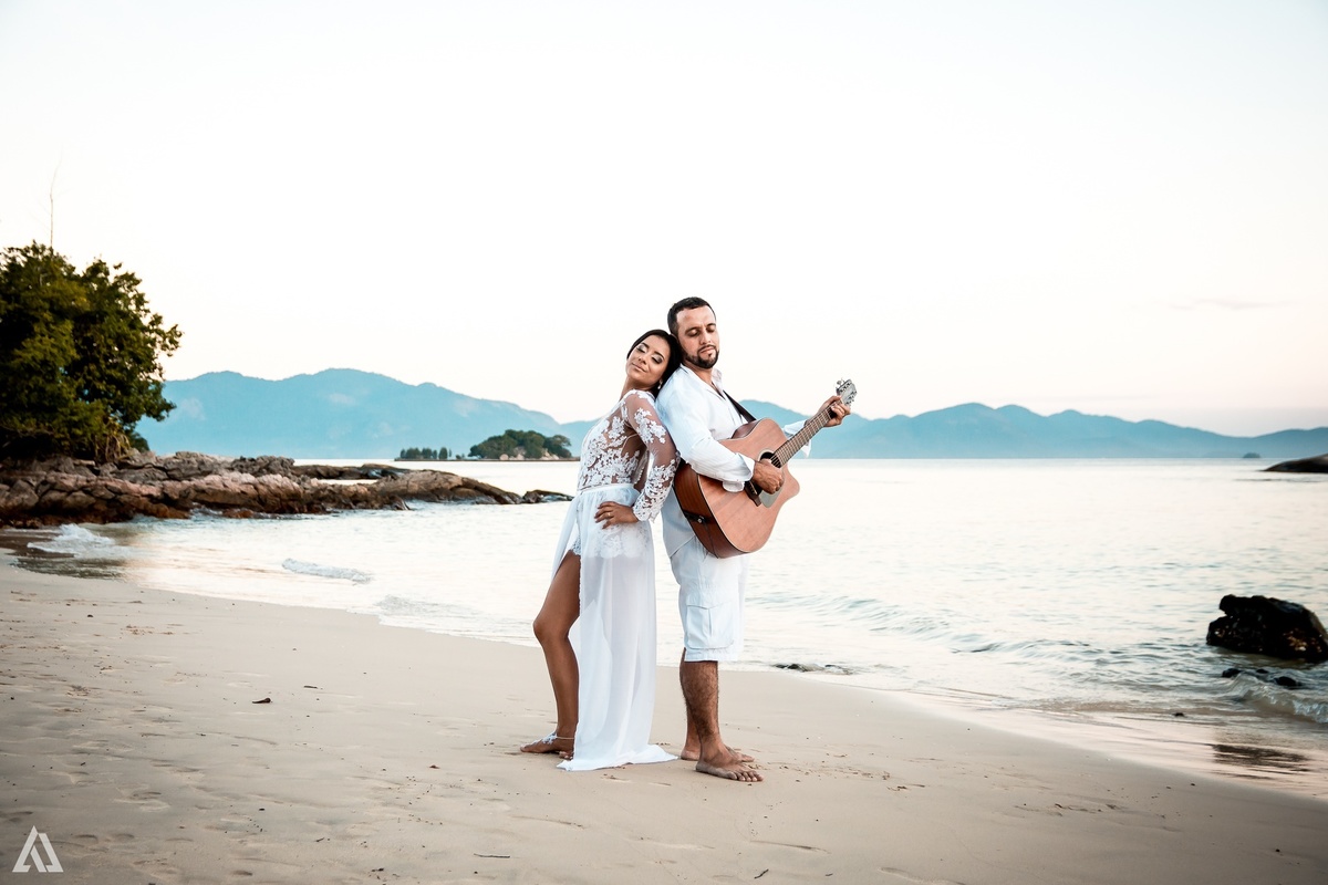 Ensaio Casal Pré - Wedding Alex Jardim Fotografia Fotógrafo Resende Itatiaia Penedo Porto Real Quatis Barra Mansa Volta Redonda Angra dos Reis Ilha de Cataguases Pôr do Sol violão