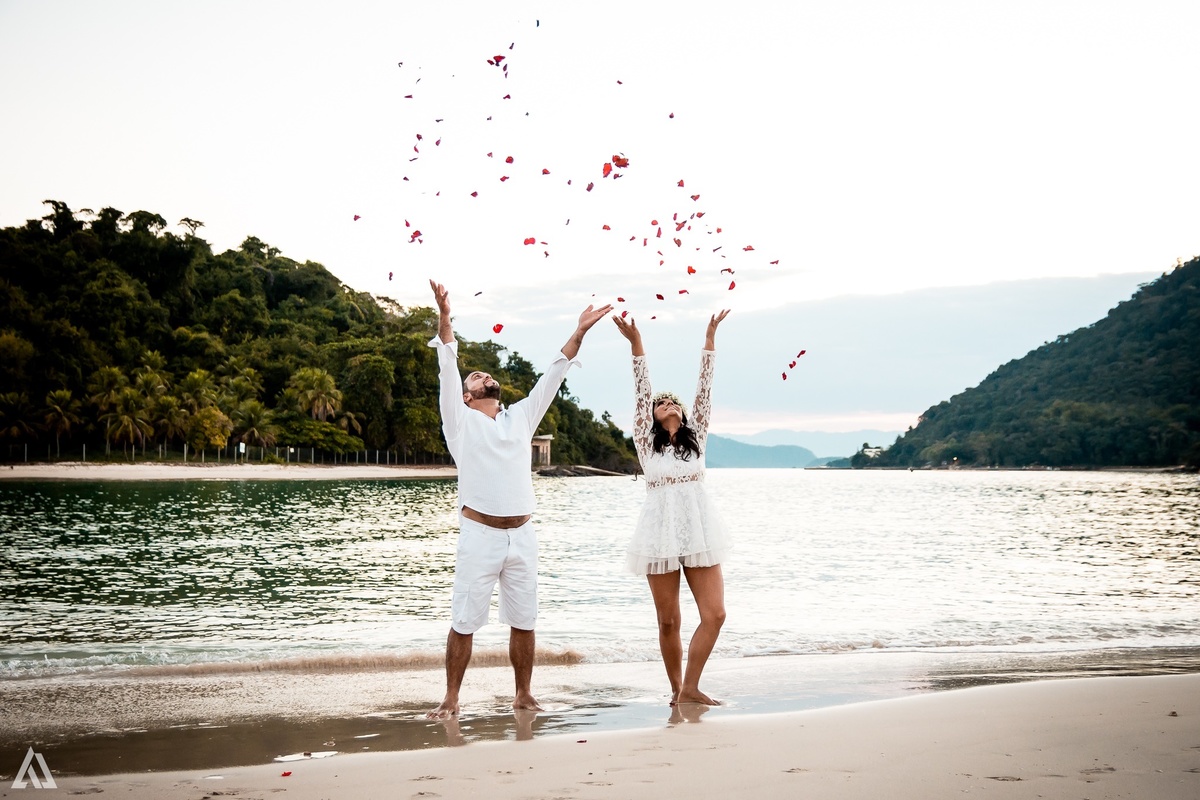 Ensaio Casal Pré - Wedding Alex Jardim Fotografia Fotógrafo Resende Itatiaia Penedo Porto Real Quatis Barra Mansa Volta Redonda Angra dos Reis Ilha de Cataguases Pôr do Sol jogando Rosas vermelhas