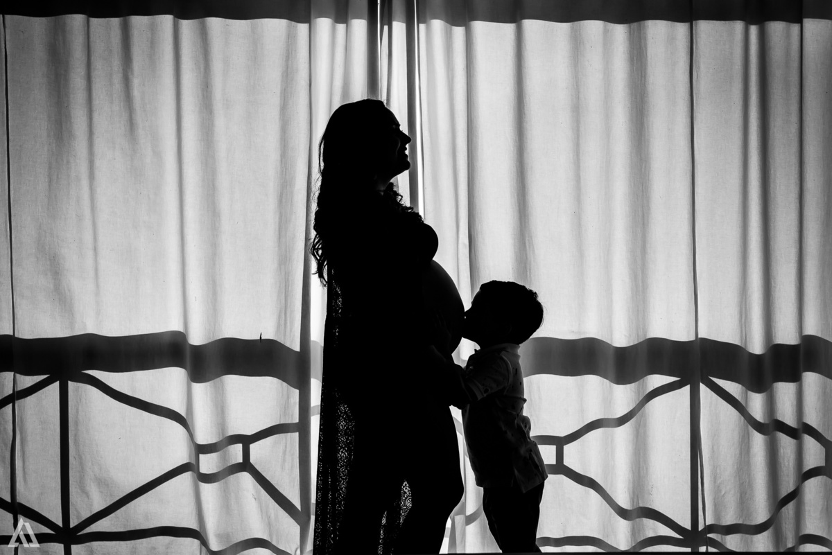 Ensaio Book Gestante Lifestyle Lingerie Alex Jardim Fotografia Fotógrafo Resende Itatiaia Penedo Porto Real Quatis Barra Mansa Volta Redonda Silhueta beijando a barriga