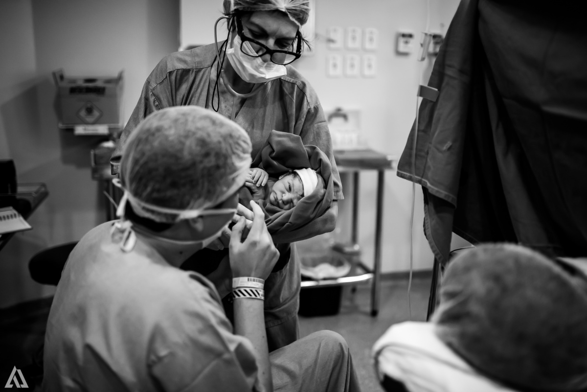 Fotografia de Parto Cesárea Normal Humanizado Alex Jardim Fotografia Fotógrafo iapbp cesarean maternidade Resende Itatiaia Penedo Porto Real Quatis Barra Mansa Volta Redonda Serrinha do Alambari Hospital Maternidade APMIR SAMER UNIMED