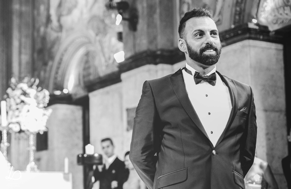 Lorenzo aguardando no altar ansioso pela entrada da noiva