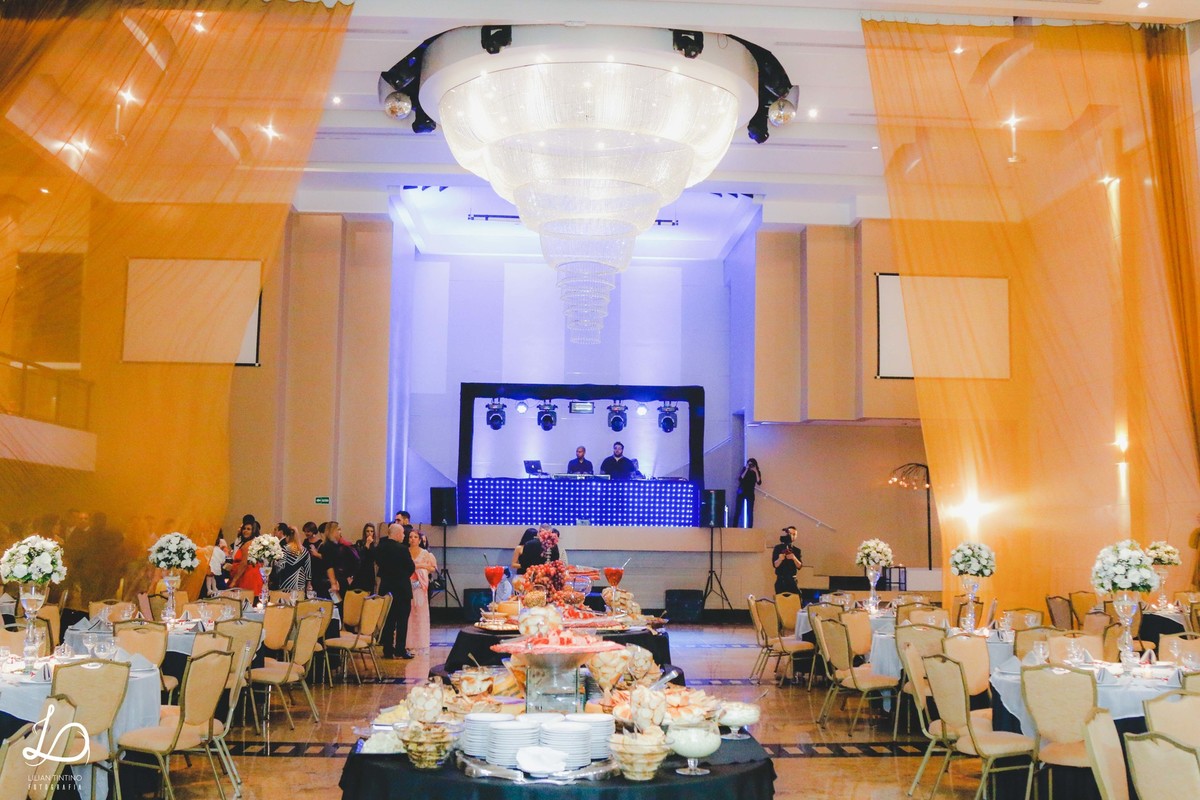 Buffet Samyr, cortinas se abrindo para a abertura da festa.