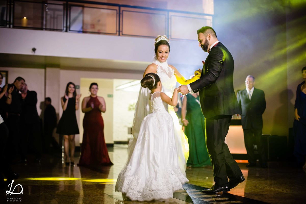 Dança em família, felicidade e alegria.
