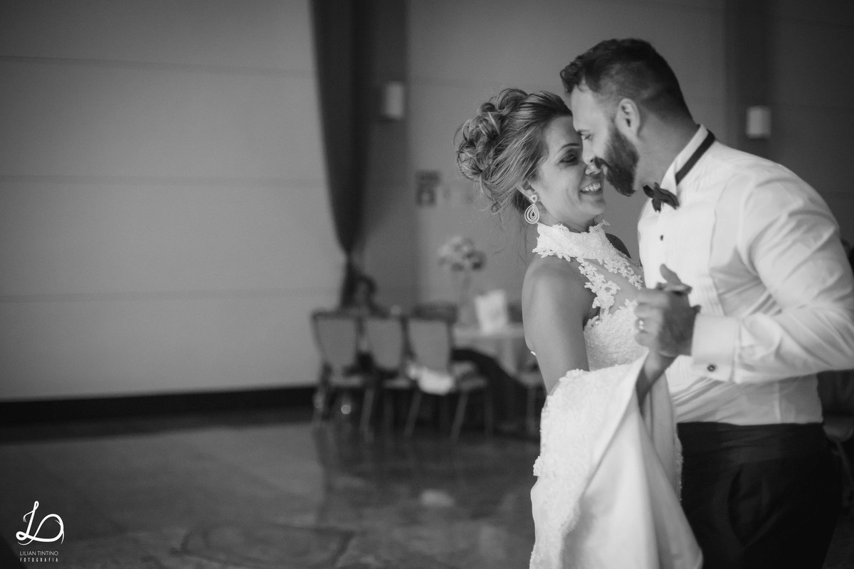 Momento único, somente o casal dançando em seu casamento, momentos a sós, só os dois sabem.