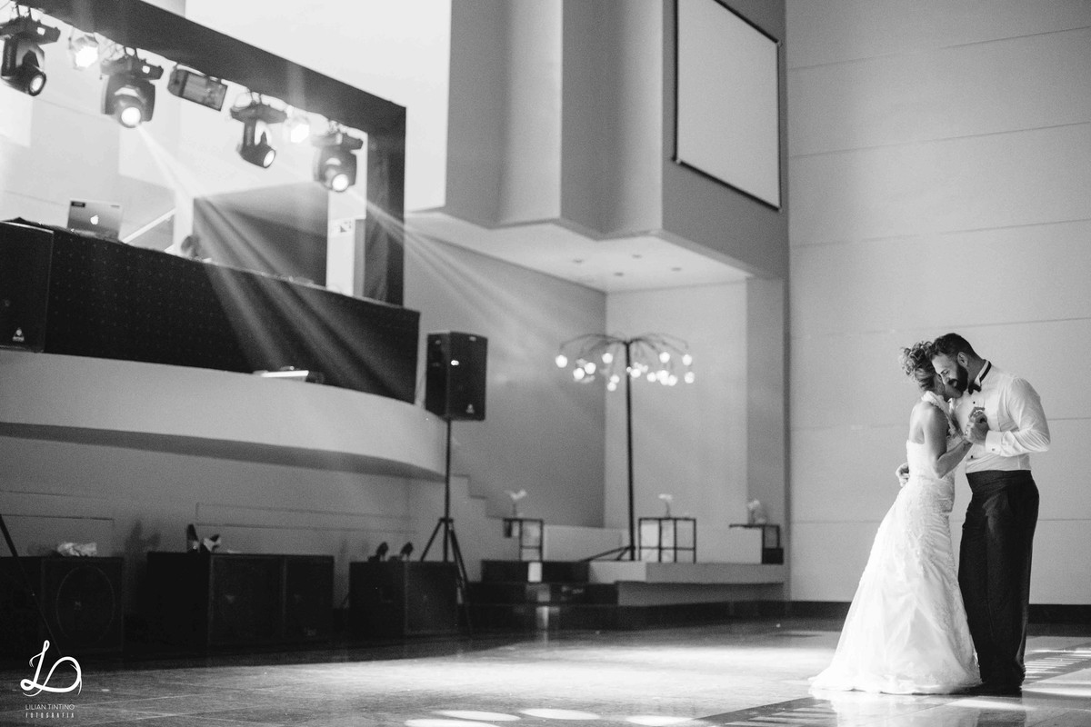 Última dança do casal antes de finalizar o casamento, só eles sabem o que estavam sentindo, casamento mais que especial.
