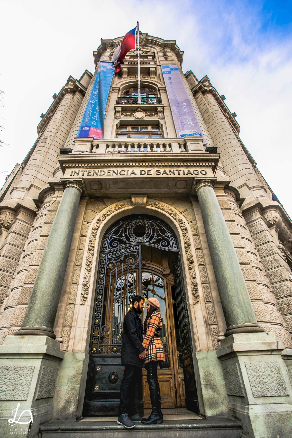 Um dos prédios históricos de Santiago, fotos para retratar o casal e o patrimônio da cidade.