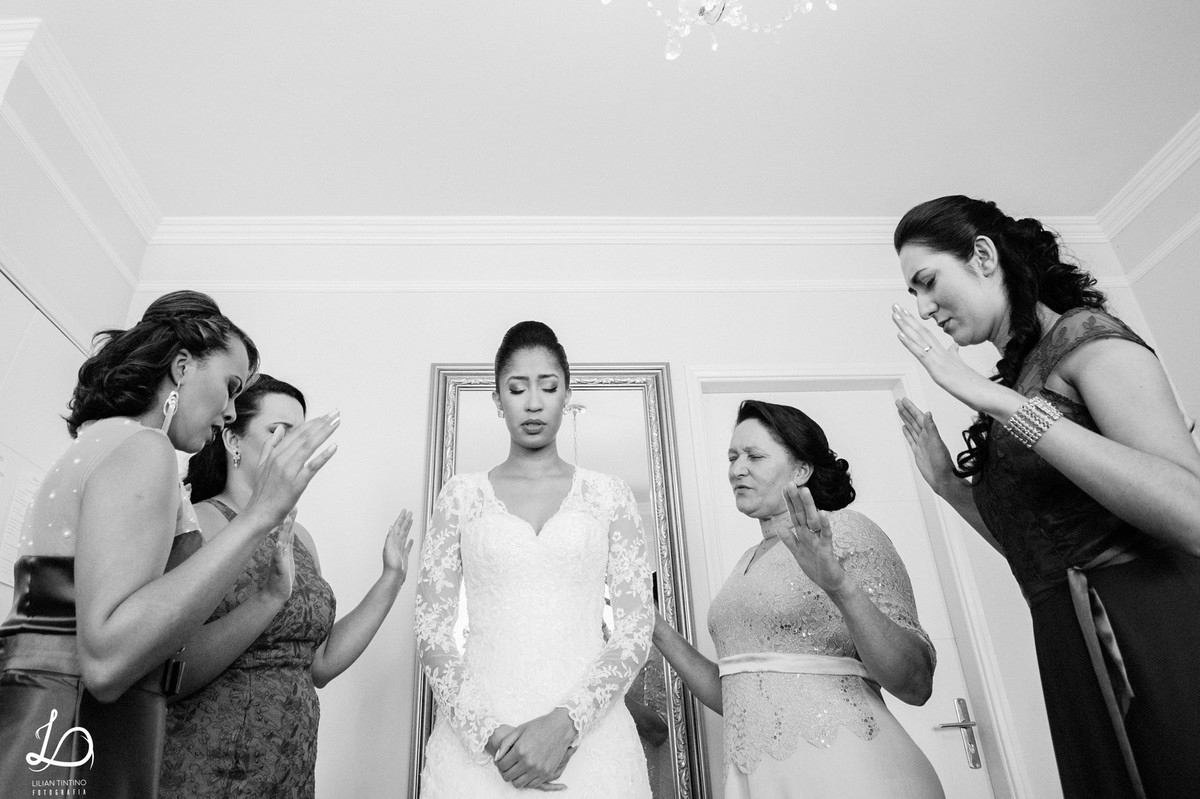 fotos espontaneas de casamento, oração da noiva antes de sair para a igreja