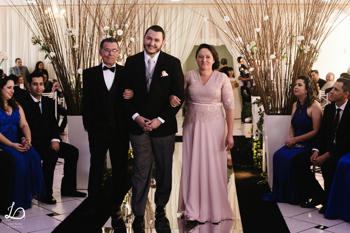 fotos espontaneas de casamento durante a entrada do noivo