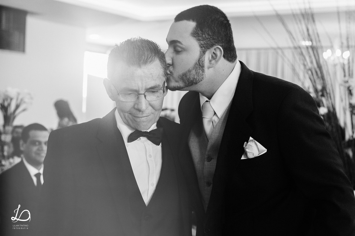 fotos espontaneas de casamento, beijo do noivo em seu pai