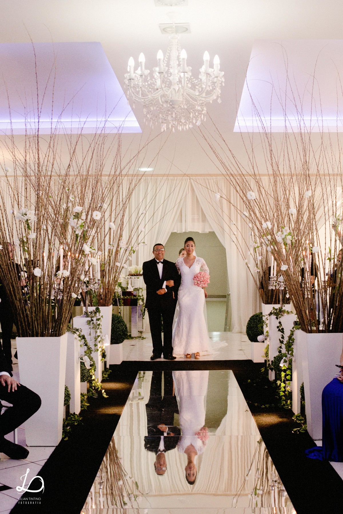 entrada da noiva, fotos espontâneas de casamento