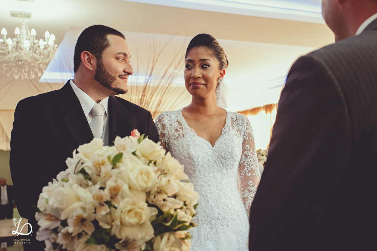 entrada da noiva, fotos espontâneas de casamento noivos se olhando no altar