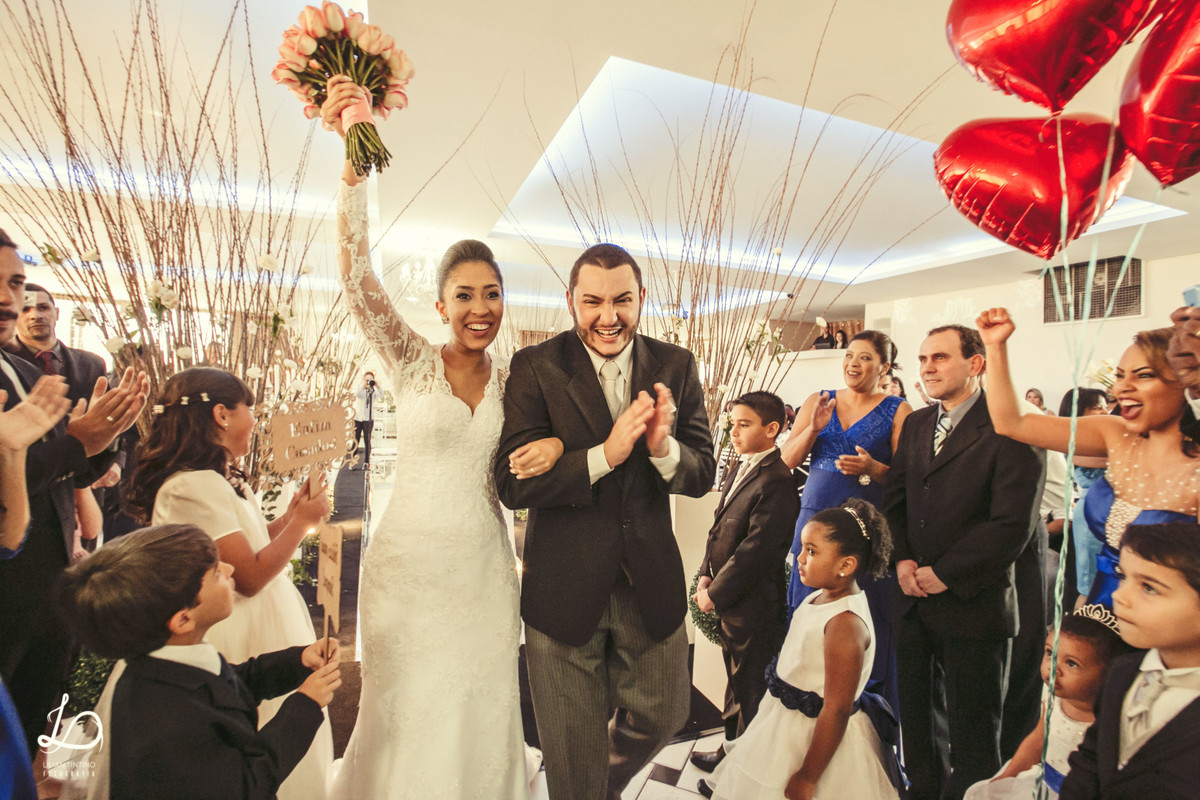 fotos espontâneas de casamento, saída dos noivos