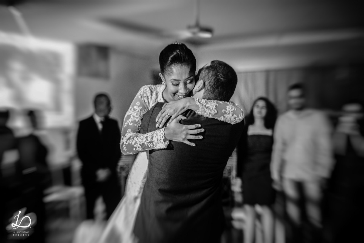 fotos espontaneas de casamento, dança dos noivos durante casamento