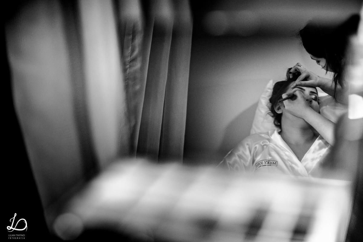 noiva Andresa durante maquiagem no hotel mercure