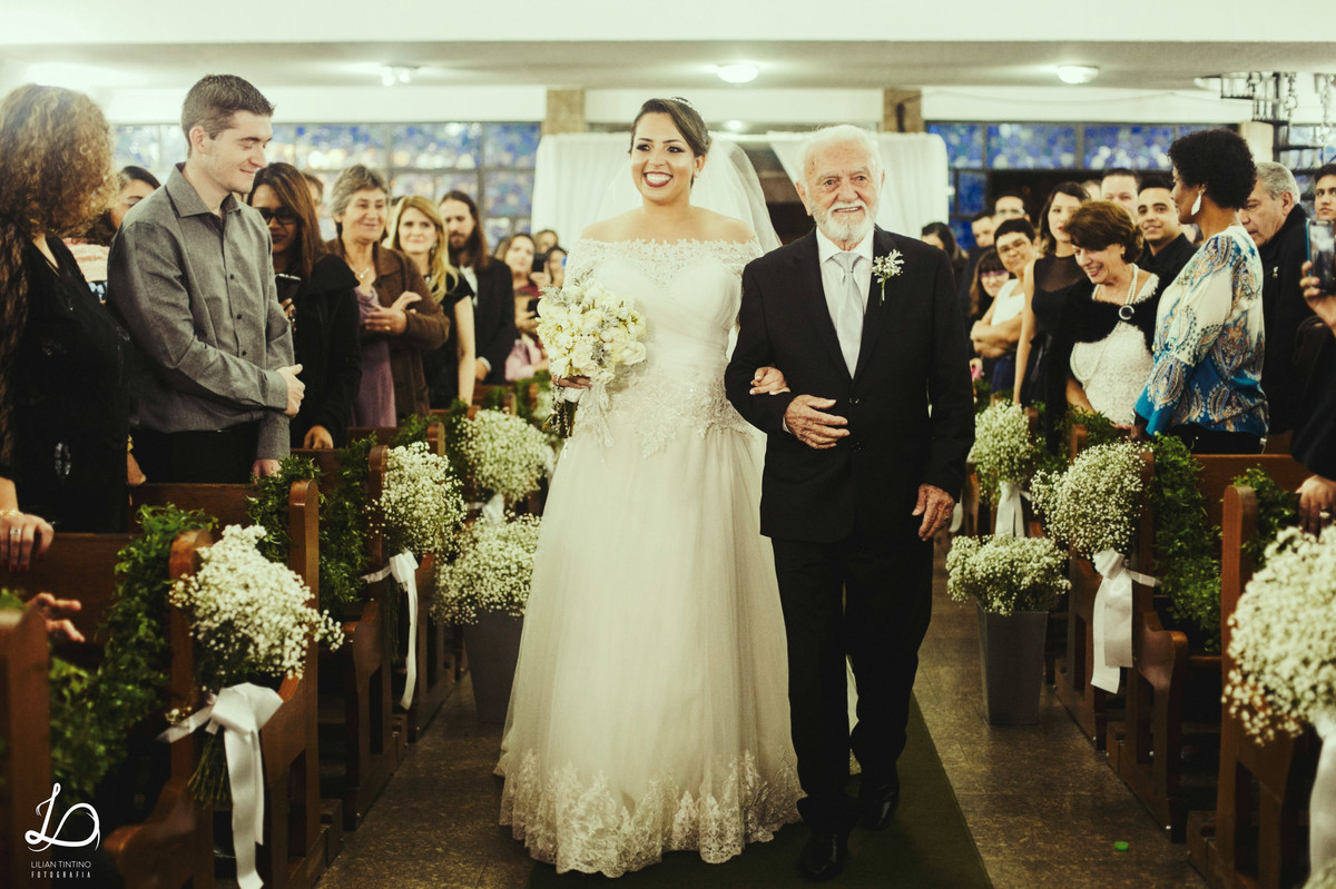 entrada da noiva na igreja Santíssima virgem com seu pai