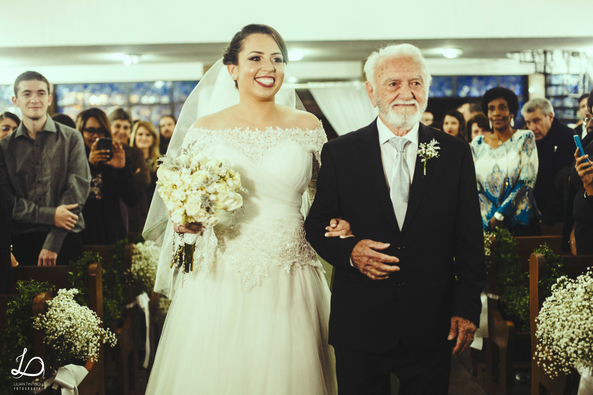 Entrada da noiva Andresa com seu pai na Igreja Santíssima virgem