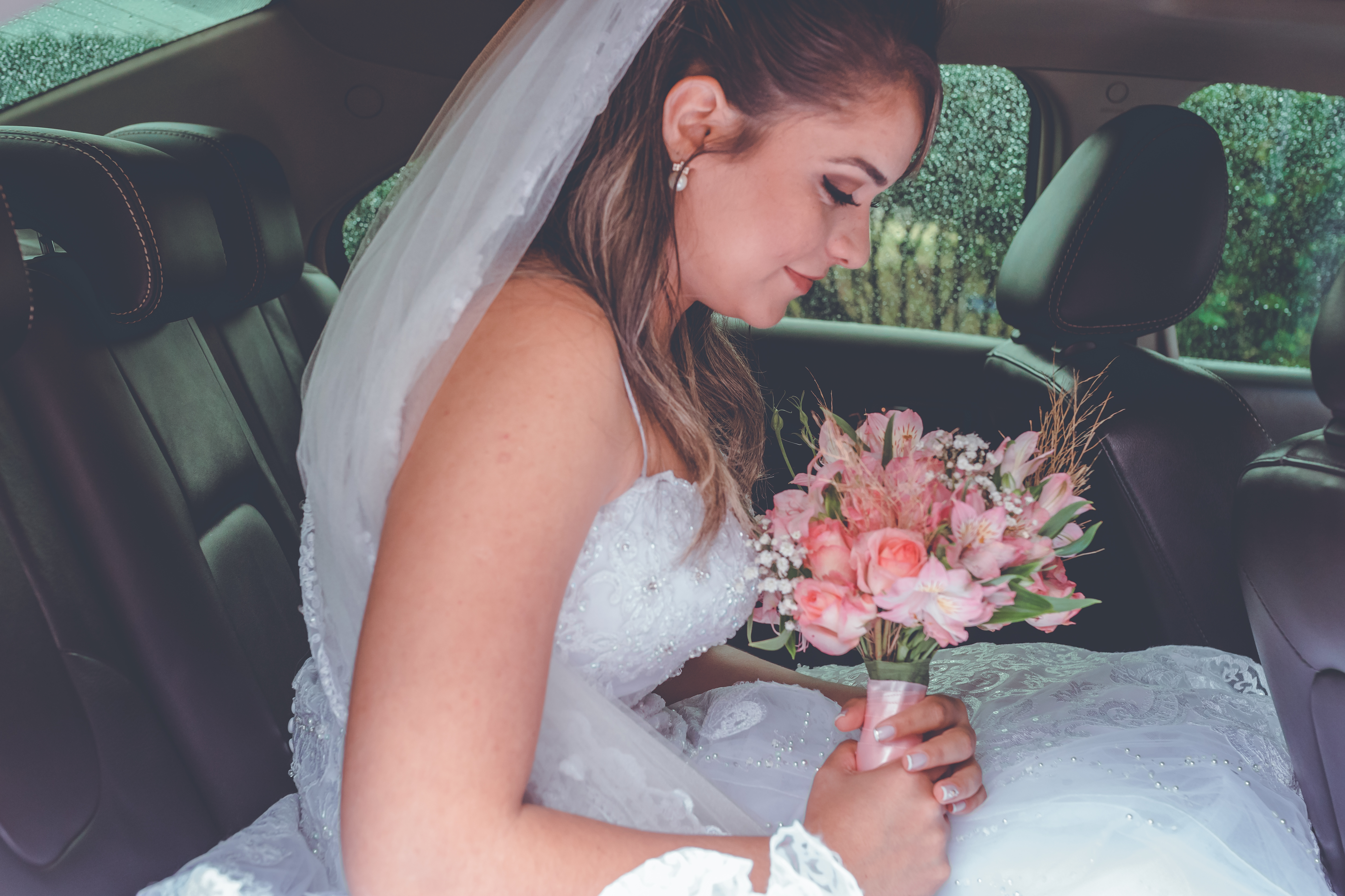 noiva saindo do carro