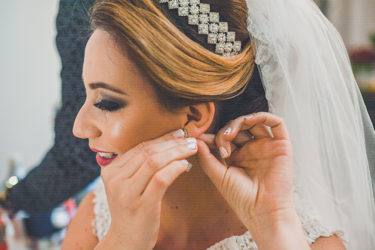 penteado de noiva, noiva colocando brinco
