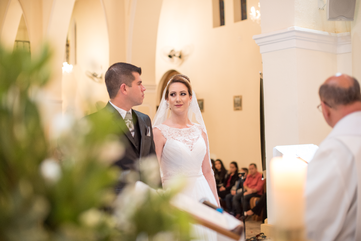 noivos se olhando casamento em Jambeiro 