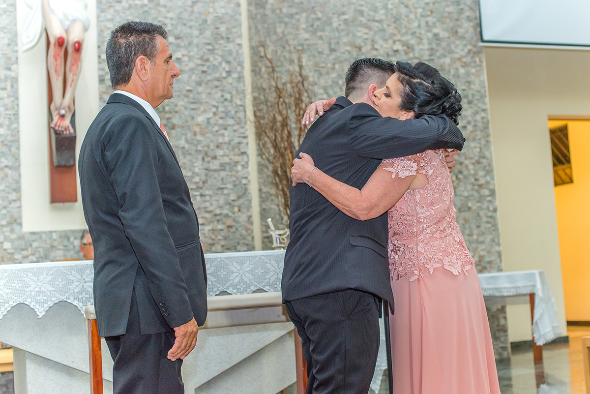 abraço do noivo na mãe