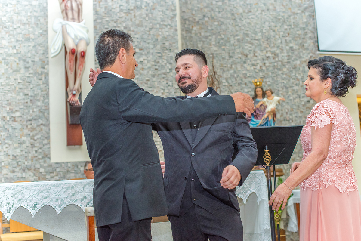 abraço do noivo no pai