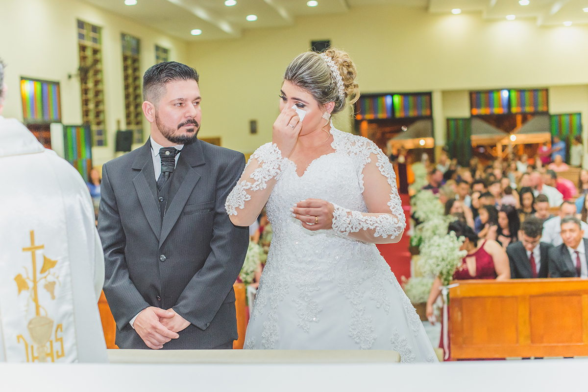 emoção da noiva após comunhão