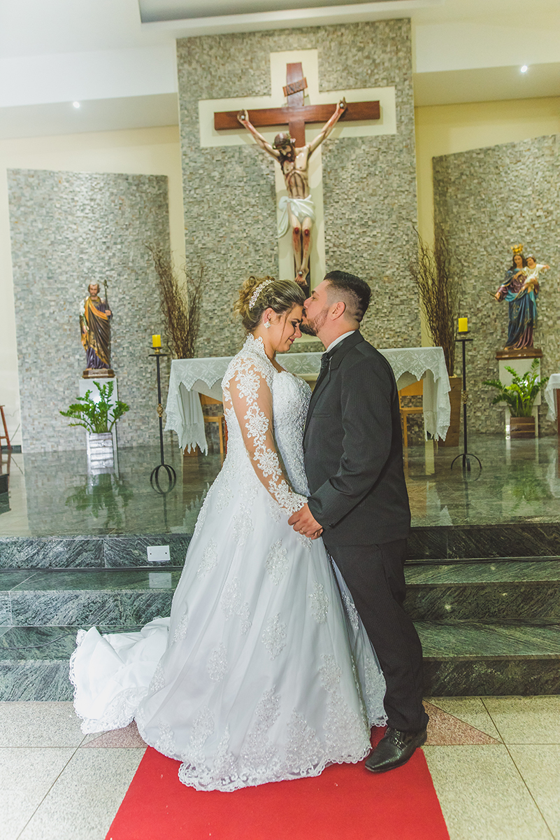 noivo beijando a noiva