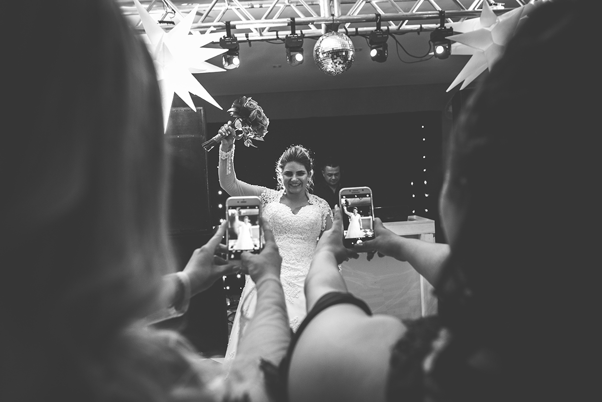 tirando selfie da noiva