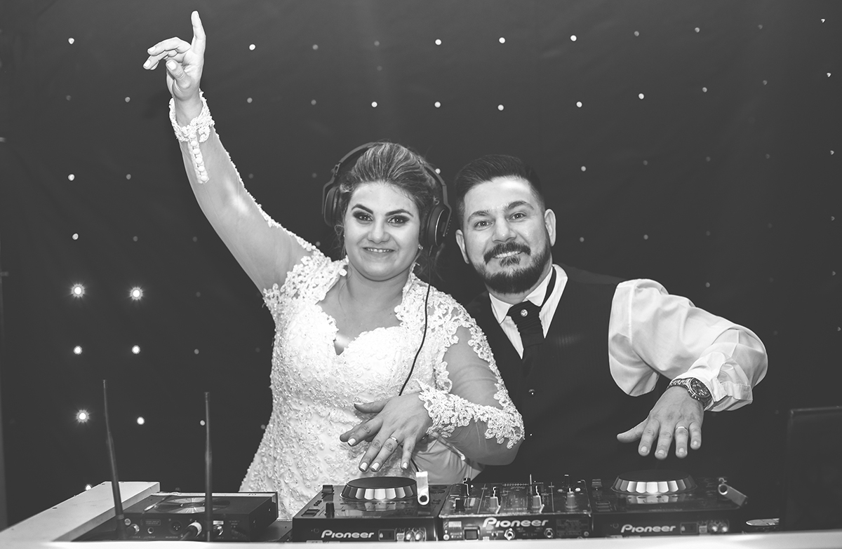 curtindo o som noivos