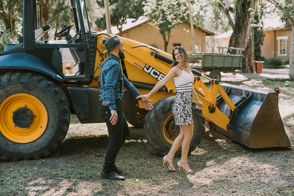 ensaio parque da cidade noivos com trator