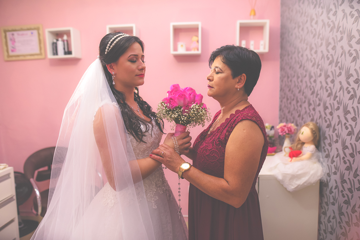 mãe fazendo oração com filha