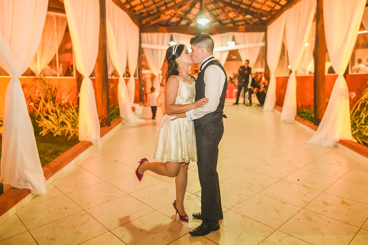 noivos na entrada do salão .