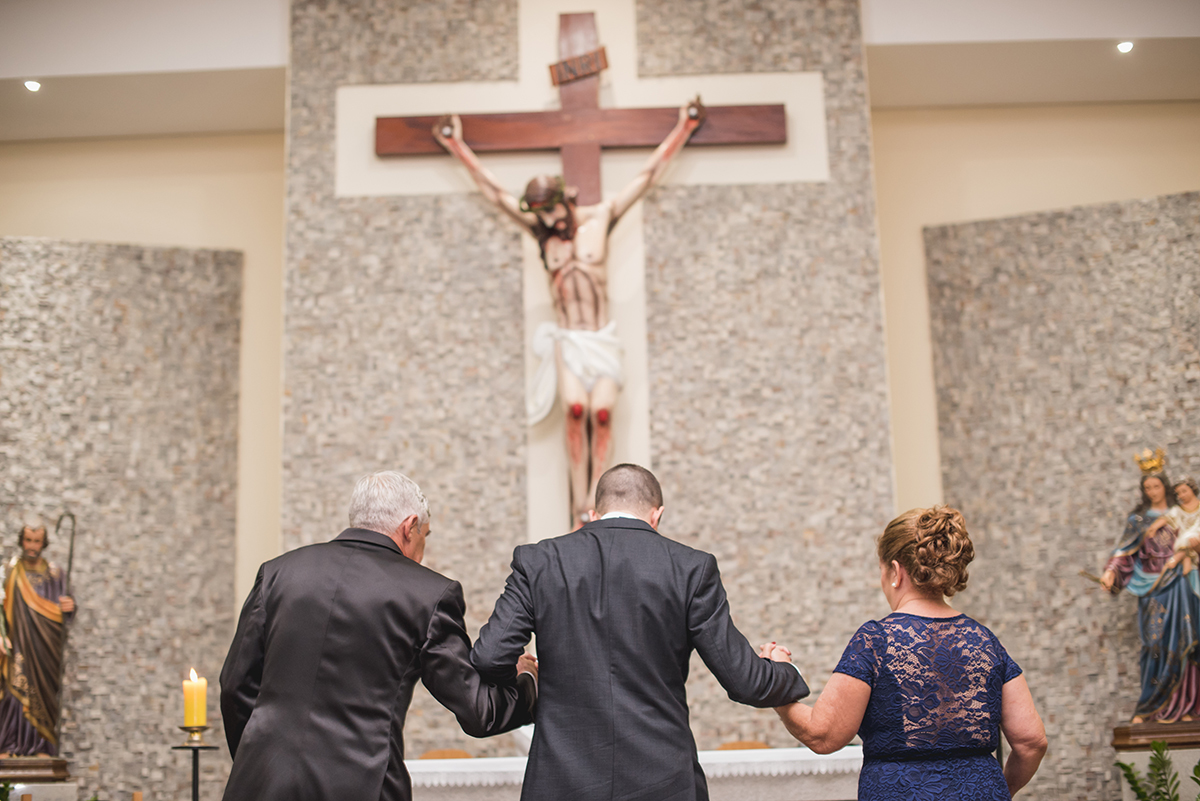 noivo com pais no altar