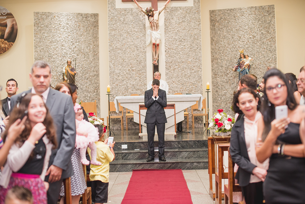 emoção do noivo ao ver a noiva